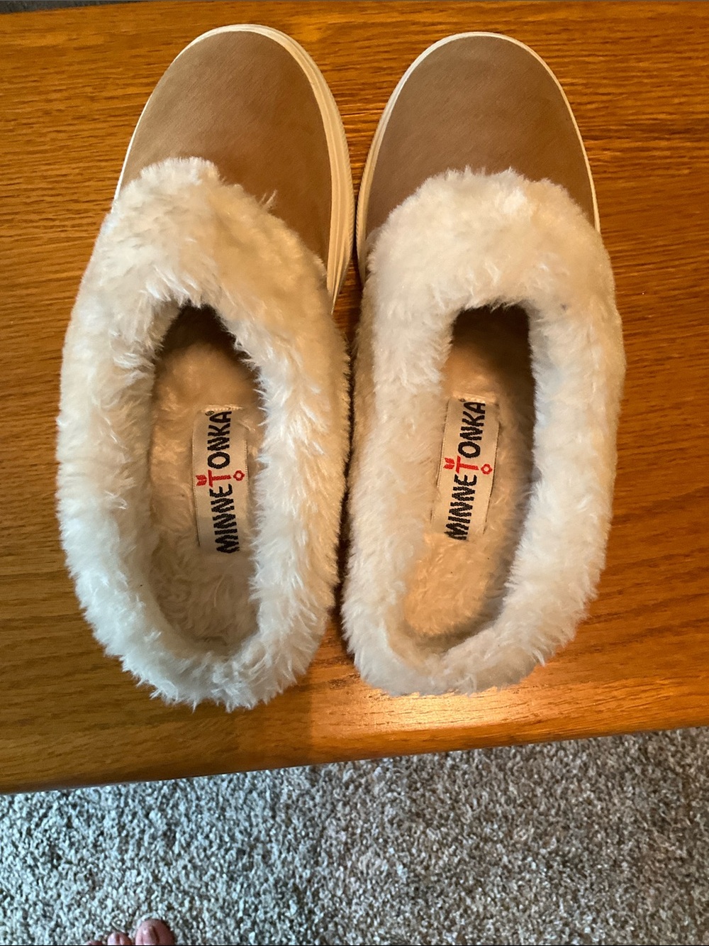 Minnetonka Women’s Size 6 Slip On Leather Upper Slippers, Great Condition - Picture 7 of 8